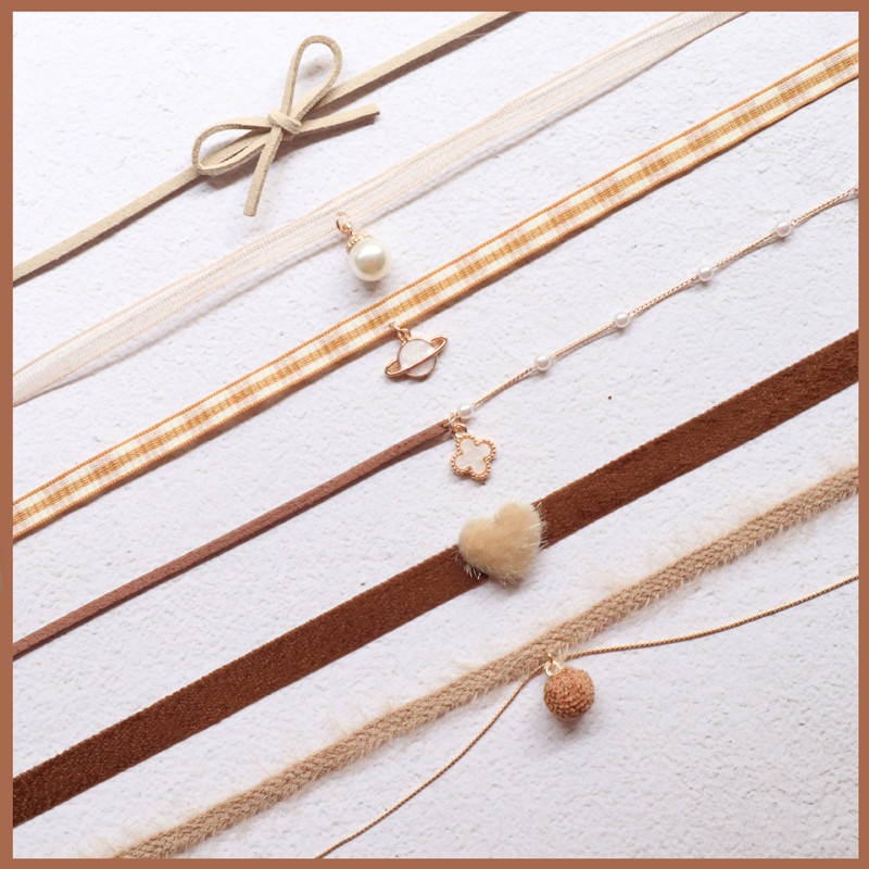 Vòng Cổ choker Chất Liệu Nhung Màu Nâu Họa Tiết Cỏ Bốn Lá Và Trái Tim
