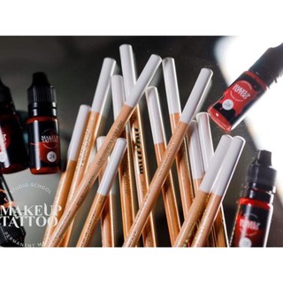 CHÌ MAKEUP MÀU TRẮNG VÀ ĐỎ VẼ MÔI