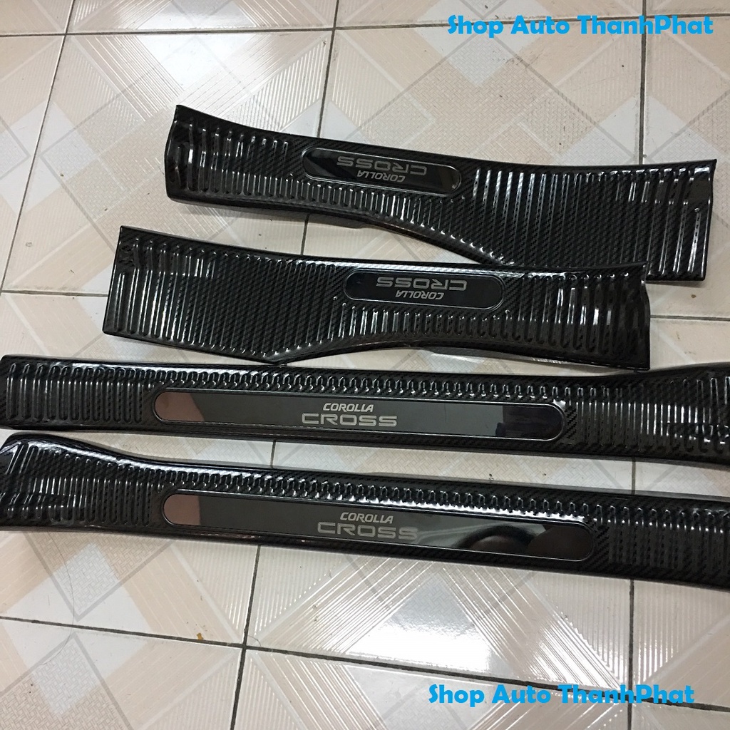 Ốp Bậc Cửa, Nẹp Bước Chân Toyota Cross 2020 2021 2022 2023 Mẫu Carbon Chất Lượng Loại 1