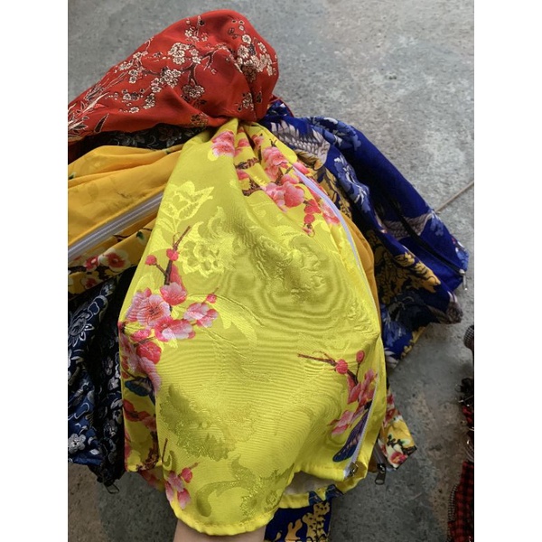 áo lồng gấm cho khuyên