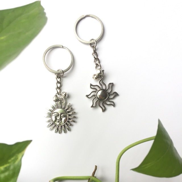 Móc khoá kim loại biểu tượng mặt trời, mặt trăng