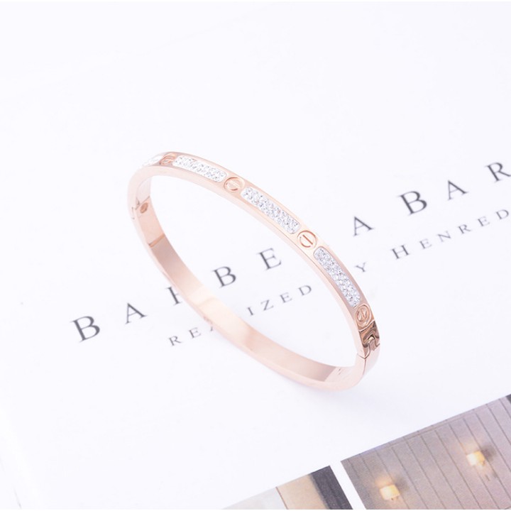 Vòng tay nữ titan cao cấp màu hồng đính đá khóa gài siêu đẹp, bền màu, hợp thời trang
