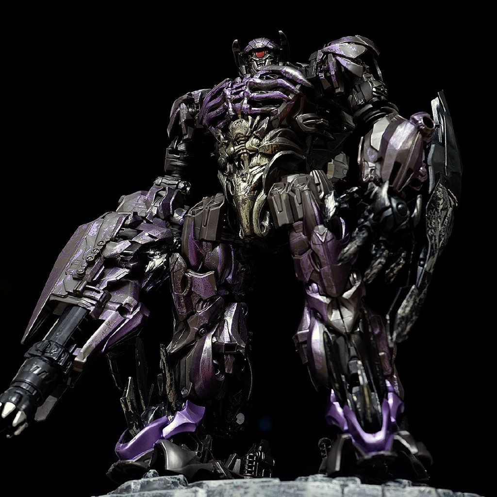 Mô hình Transformers Shockwave ZS-01 oversized SS56KO