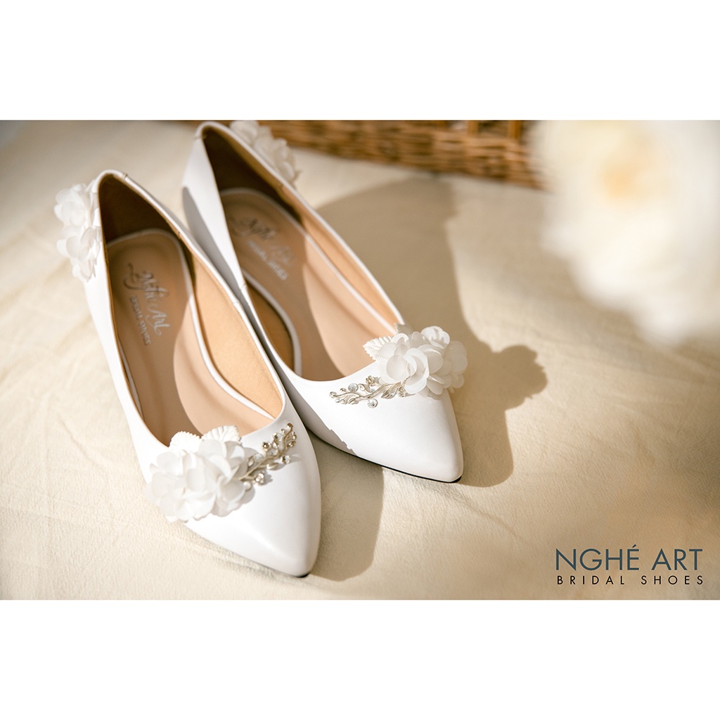 Giày cưới Nghé Art đính hoa trắng 275