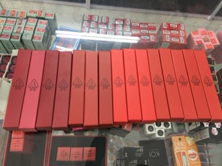 Son 3CE kem lỳ