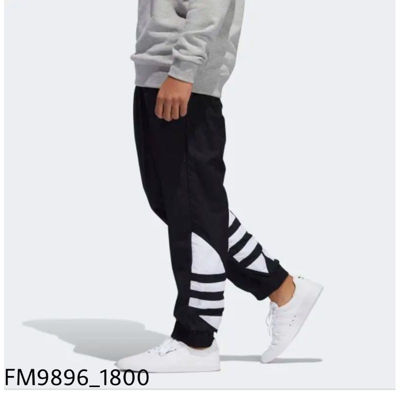 QUẦN THỂ THAO ADIDAS BA LÁ LỚN FM9896