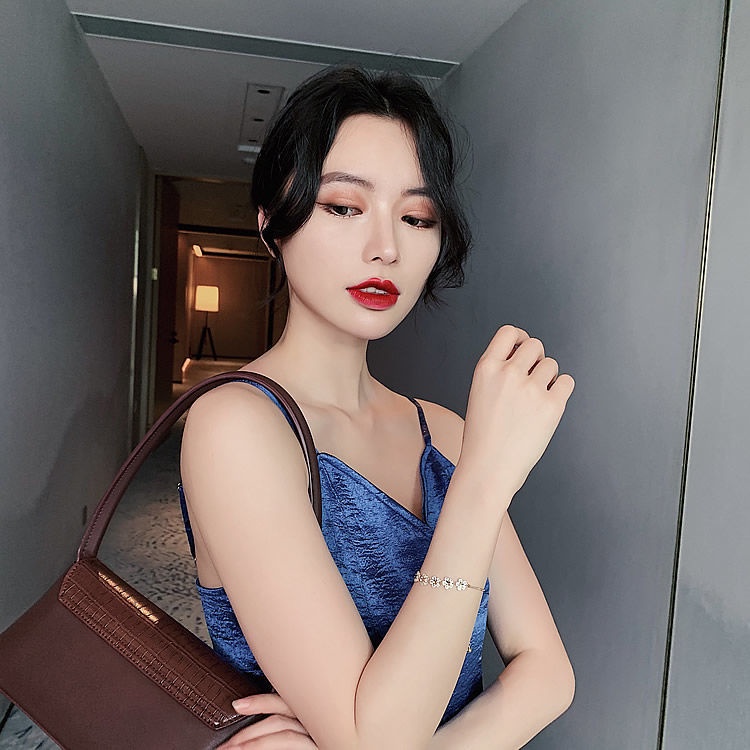 Vòng đeo tay đính đá zircon hình cánh hoa cao cấp