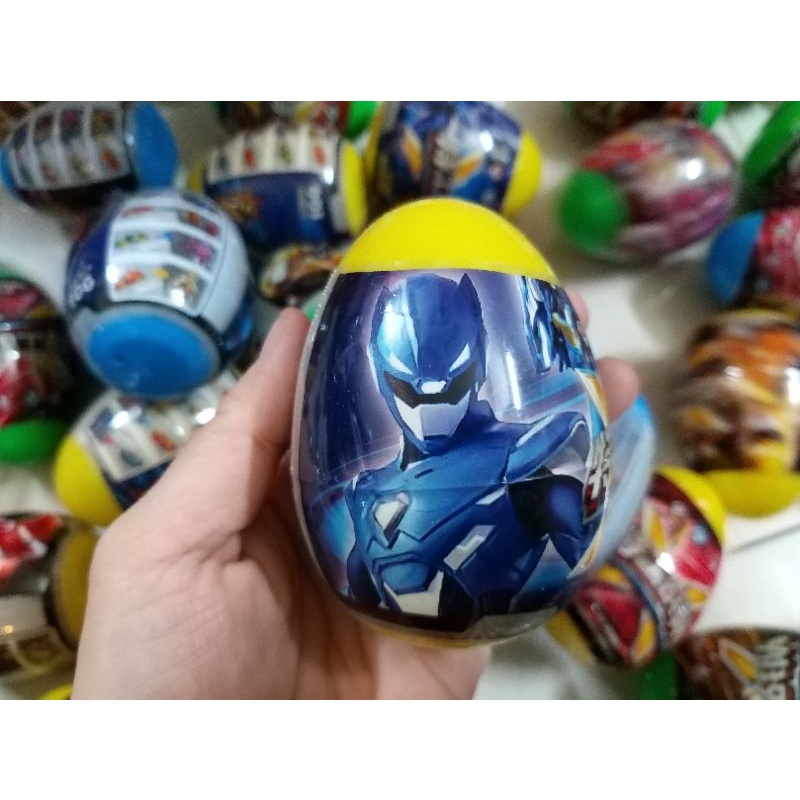 Trứng khủng long đồ chơi bên trong có hình dán và đồ chơi xe