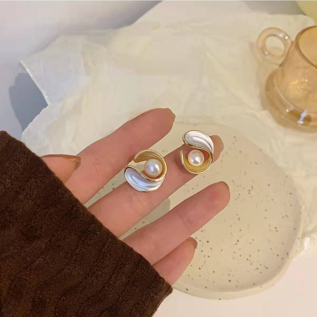 Khuyên Tai Hình Đuôi Cá Đính Đá Và Ngọc Trai Phong Cách Thời Trang Hàn Quốc