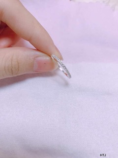 Nhẫn hàng đá mảnh