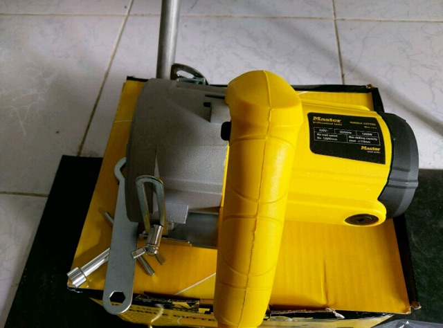 Máy cắt gạch master