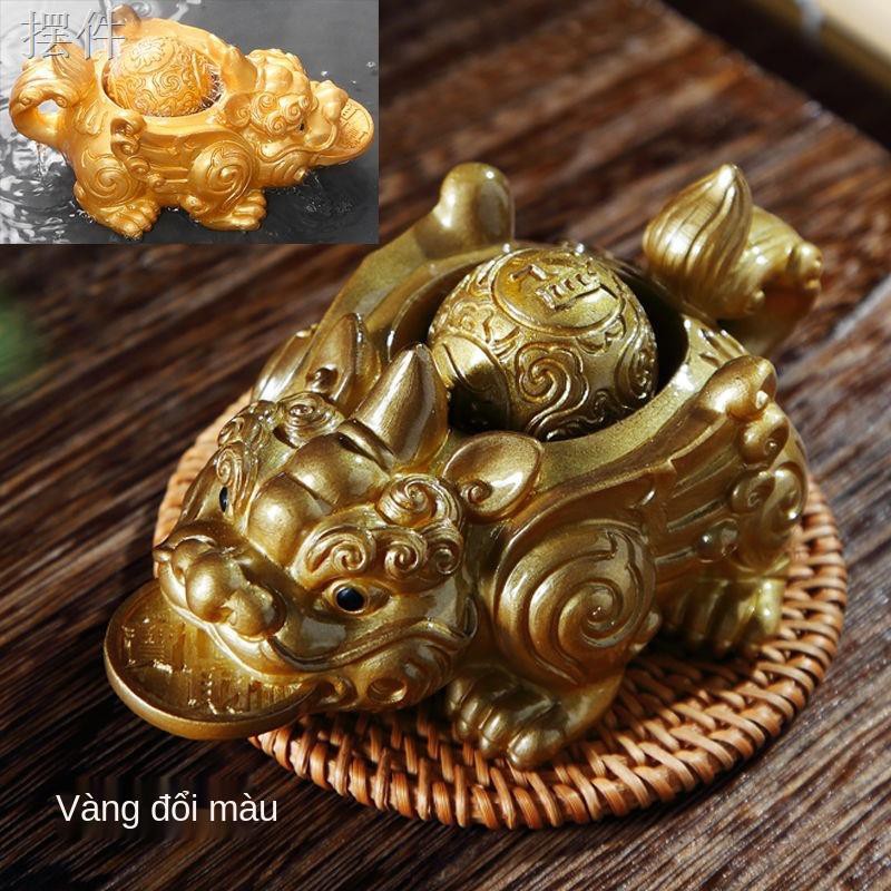 KĐồ trang trí trà đạo thú phun nước đổi màu y mắn tài lộc Jinbao cóc vàng bộ phụ kiện có thể nâng cao cửa hàng