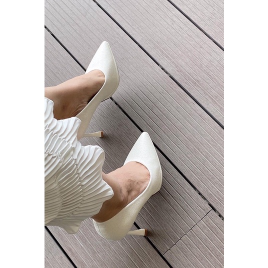 Giày cao gót trắng