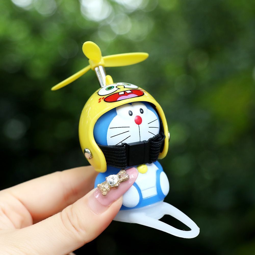 Vịt vàng đội mũ bảo hiểm có đèn bằng tre họa tiết Doraemon