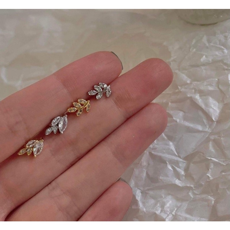 1 chiếc bông tai Thép y tế hoa lá đính đá