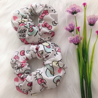 Cột tóc scrunchies Hello Kitty trắng