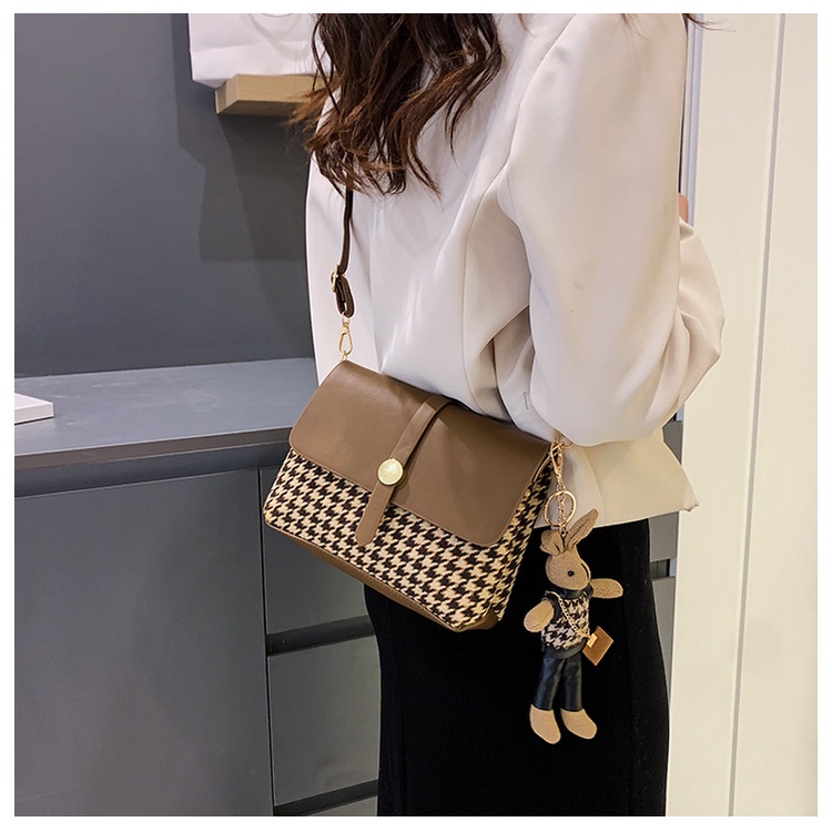 Túi xách nữ đeo chéo họa tiết caro trẻ trung tặng kèm móc khóa thỏ dễ thương có hai màu đen và nâu