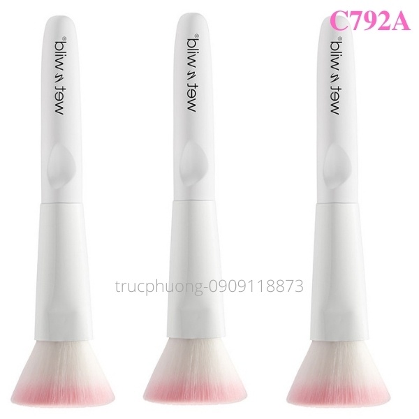 Cọ tán đa năng C792A Wet n Wild Flat Top Brush giúp dàn trải đều, đánh nền lỏng - BB hay phấn dạng khối đều ổn