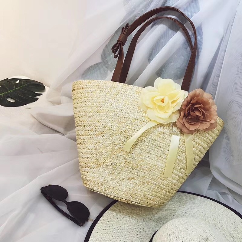 Giỏ cói rơm  Vintage Tote dây da - phụ kiện 2 bông hoa và dây ngọc