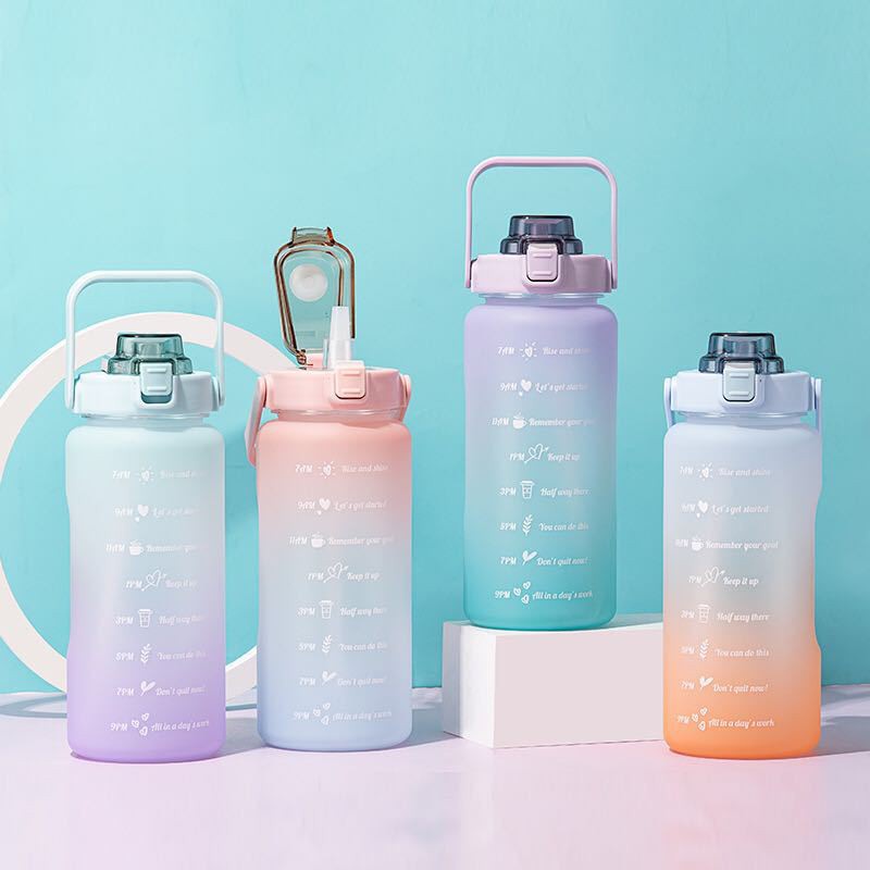 Bình Đựng Nước 2L Có Vạch Chia Báo Giờ Uống Nước Dễ Thương - Có Quai Xách, Có Ống Hút Khi Bật Nắp