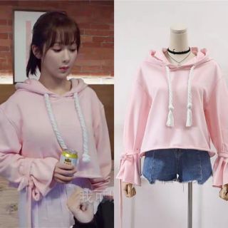 Áo hoodie crop top hồng Niên Niên Dương Tử trong phim Cá Mực Hầm Mật