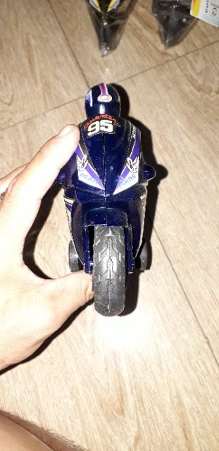 Chiếc xe mô tô mô hình bằng nhựa chạy chớn kích thước 22x15x8 cm