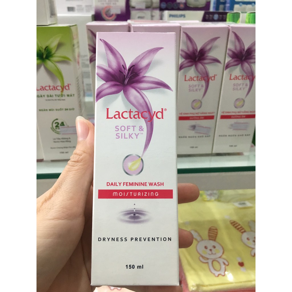 Dung dịch vệ sinh phụ nữ Lactacyd 150ml Tinh Chất Trầu Không/ Dưỡng Ẩm