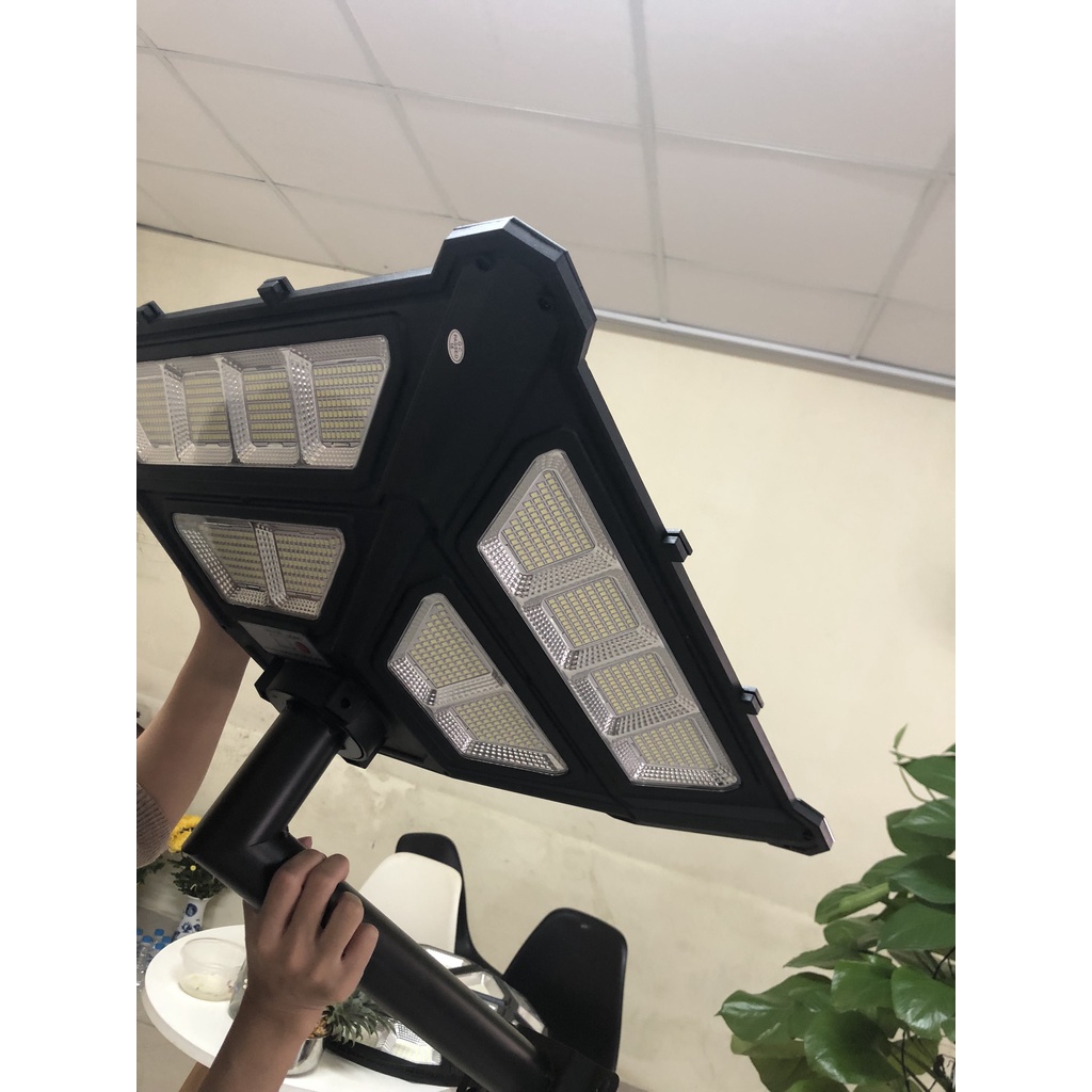Đèn năng lượng mặt trời sân vườn công suất 300W VITI SMART, BH 2 năm 30 ngày đổi trả, Sáng lên tới 14 tiếng