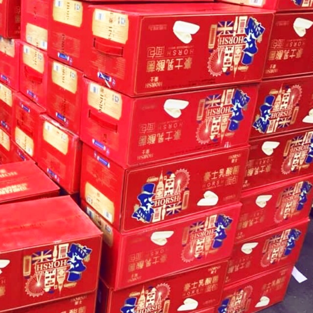 Hàng có sẵn : Bánh sữa chua Horsh mẫu đỏ Tết
