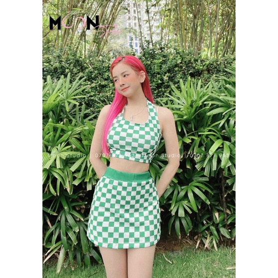 Set áo croptop kèm chân váy caro xanh lá xinh xẻo