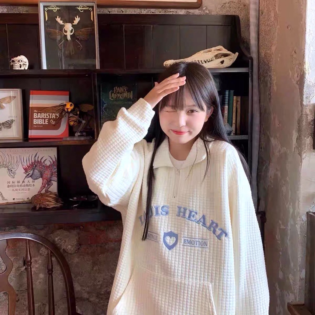 Áo Nỉ Xốp Louis MAYON Nữ Sweater form rộng tay bồng, hoodie cổ sơ mi màu trắng in chữ cá tính Ulzzang | BigBuy360 - bigbuy360.vn