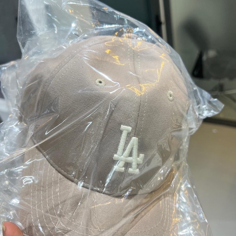 Mũ lưỡi trai MLB màu beige - logo trắng