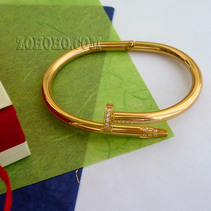 Vòng tay đinh uốn cỡ lớn có đính đá dành cho nam.