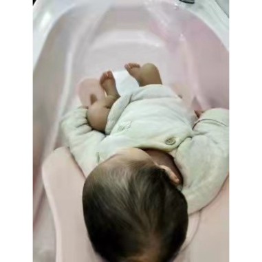 Ghế ngồi, nằm rửa mông an toàn tiện lợi cho bé và mẹ, thích hợp cho trẻ sơ sinh từ 3-18 tháng