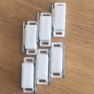 Cục hít nam châm cửa tủ Ivan loại nhỏ