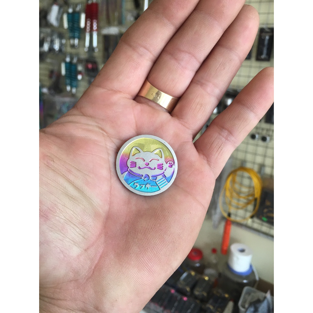 Tem Titan mèo thần tài gắn trang trí oto xe máy