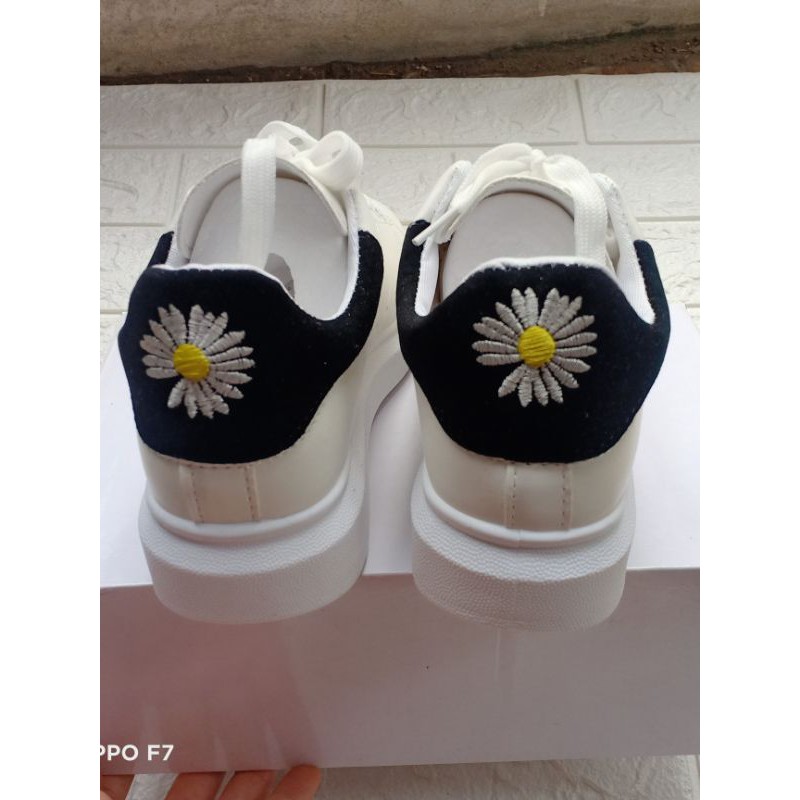 Giày thể thao nam nữ gót hoa cúc sau hót trend 2020 | BigBuy360 - bigbuy360.vn