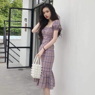 Váy kẻ đuôi cá cổ vuông