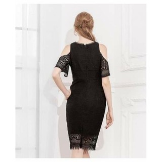 Đầm ren ôm hở vai