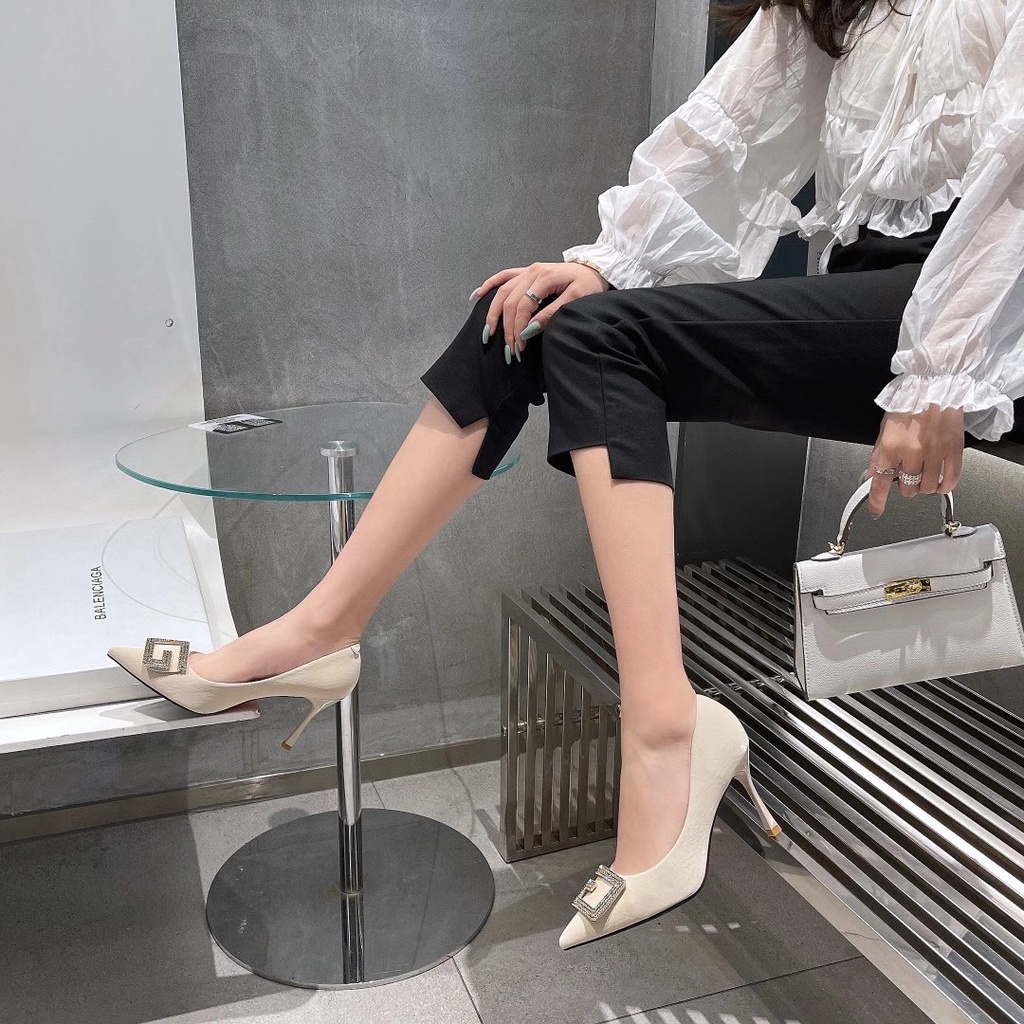 Giày thời trang nữ QBEL ❤️FREESHIP❤️ Giày công sở cao gót da lụa mũi nhọn, gót nhọn khuy chữ G cao 8cm 8213-1