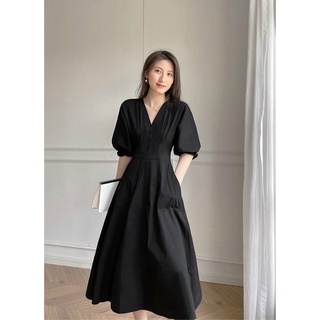 Đầm đen xoè tay bồng nút bọc