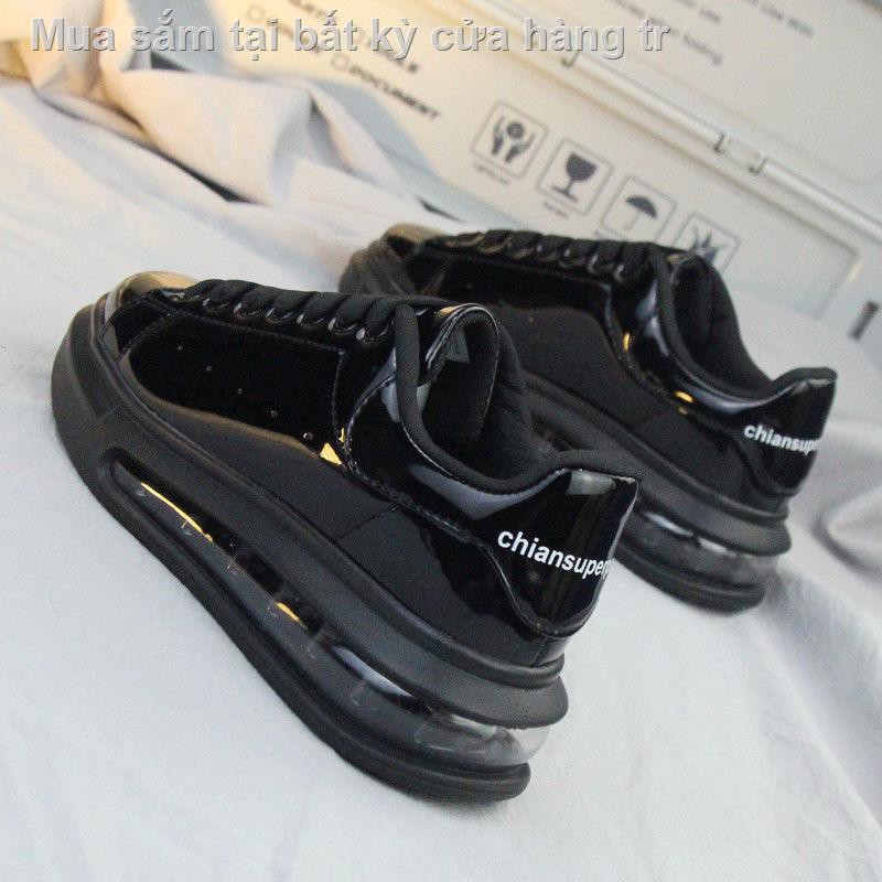 Giày nam đệm khí McQueen trắng Cặp đôi Da bằng sáng chế Hàn Quốc nhỏ màu đen tăng chiều cao bên trong Xu hướng th