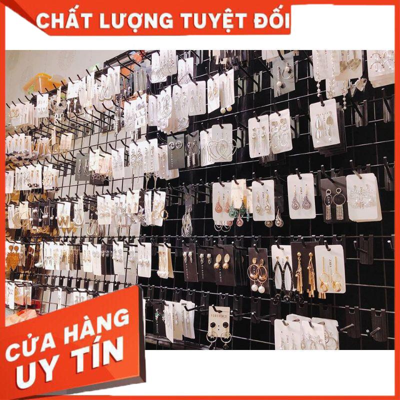 Móc sắt treo sản phẩm trên khung lưới