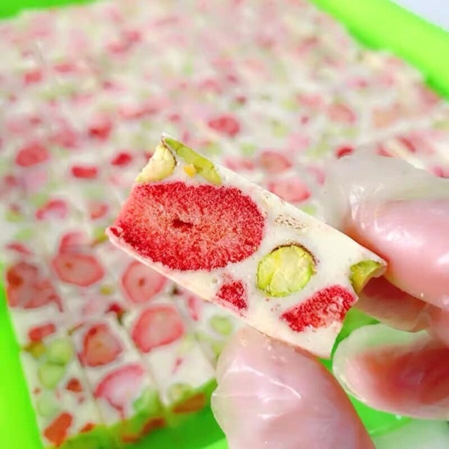 Dâu sấy giòn làm kẹo nougat