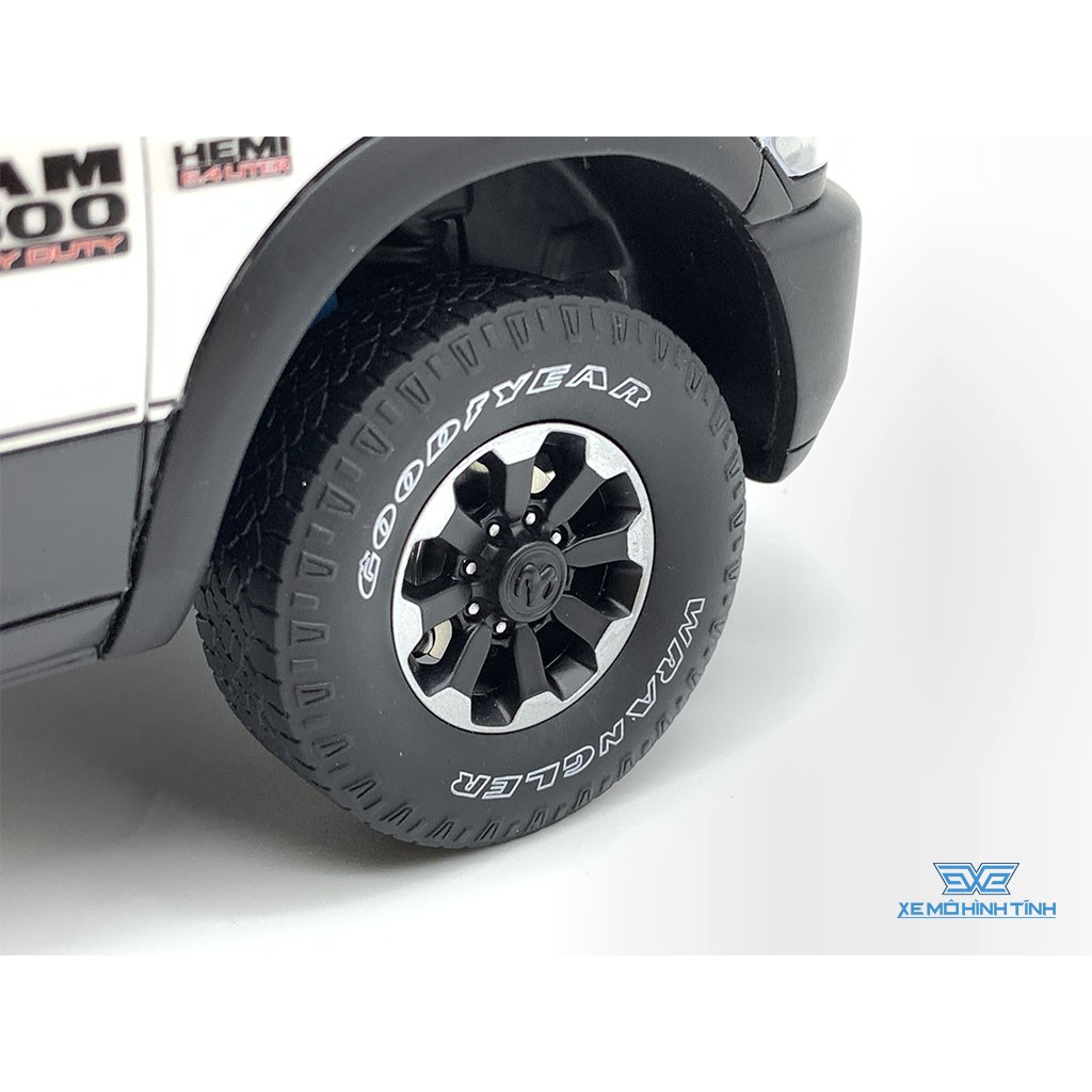 Xe Mô Hình 2017 Ram 2500 Power Wagon 1:18 GTSpirit ( Trắng )