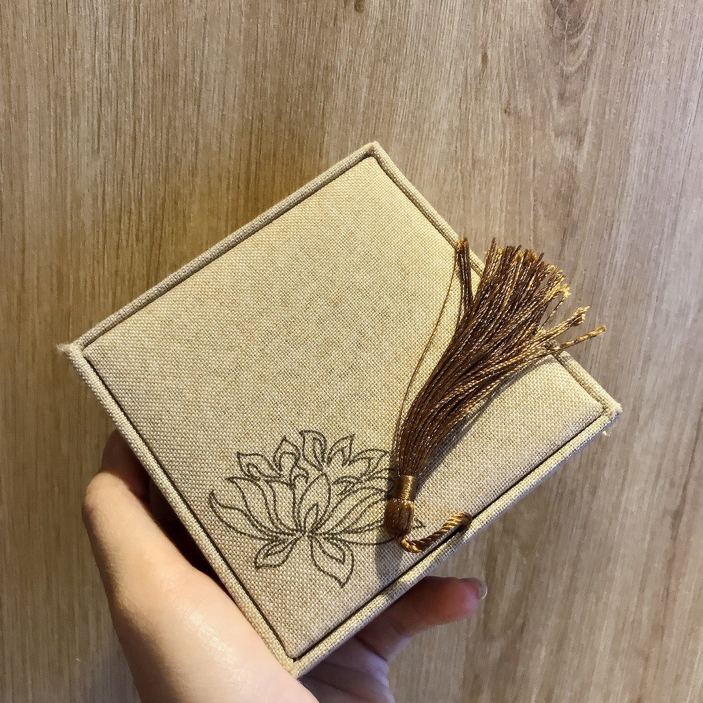 Hộp gấm hình hoa sen có tua size 10x10cm