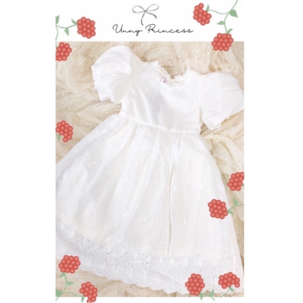 🌼 Đầm trắng thêu chân dễ thương, chất vải tuyệt đẹp, sờ vào mới cảm nhận được đồ mềm mịn, tay phồng lộn xinh lắm ạ