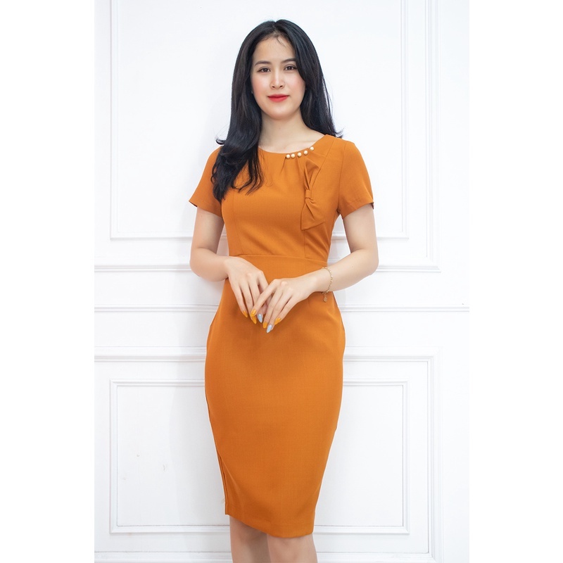 Váy body ôm công sở nơ ngực xẻ tà AMYRA - Đầm dự tiệc thiết kế xếp ly cổ ngọc cao cấp DA131 | BigBuy360 - bigbuy360.vn