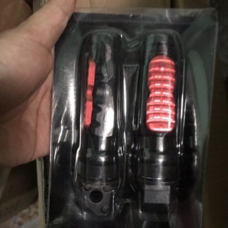 Gác chân sau xe gắn máy
