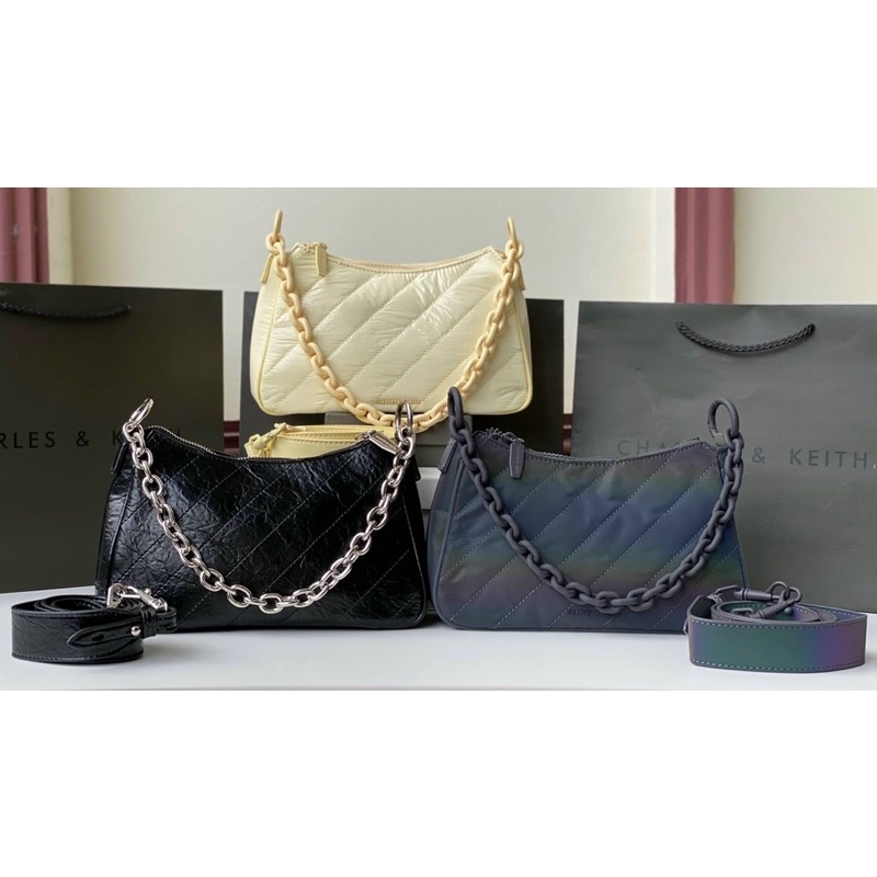 Túi CHARLES & KEITH sành điêuj với chi tiết dây xích